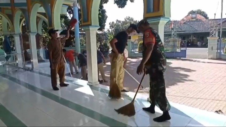 Babinsa Kapongan dan Warga Gebangan Perkuat Gotong Royong Lewat Kerja Bakti di Masjid