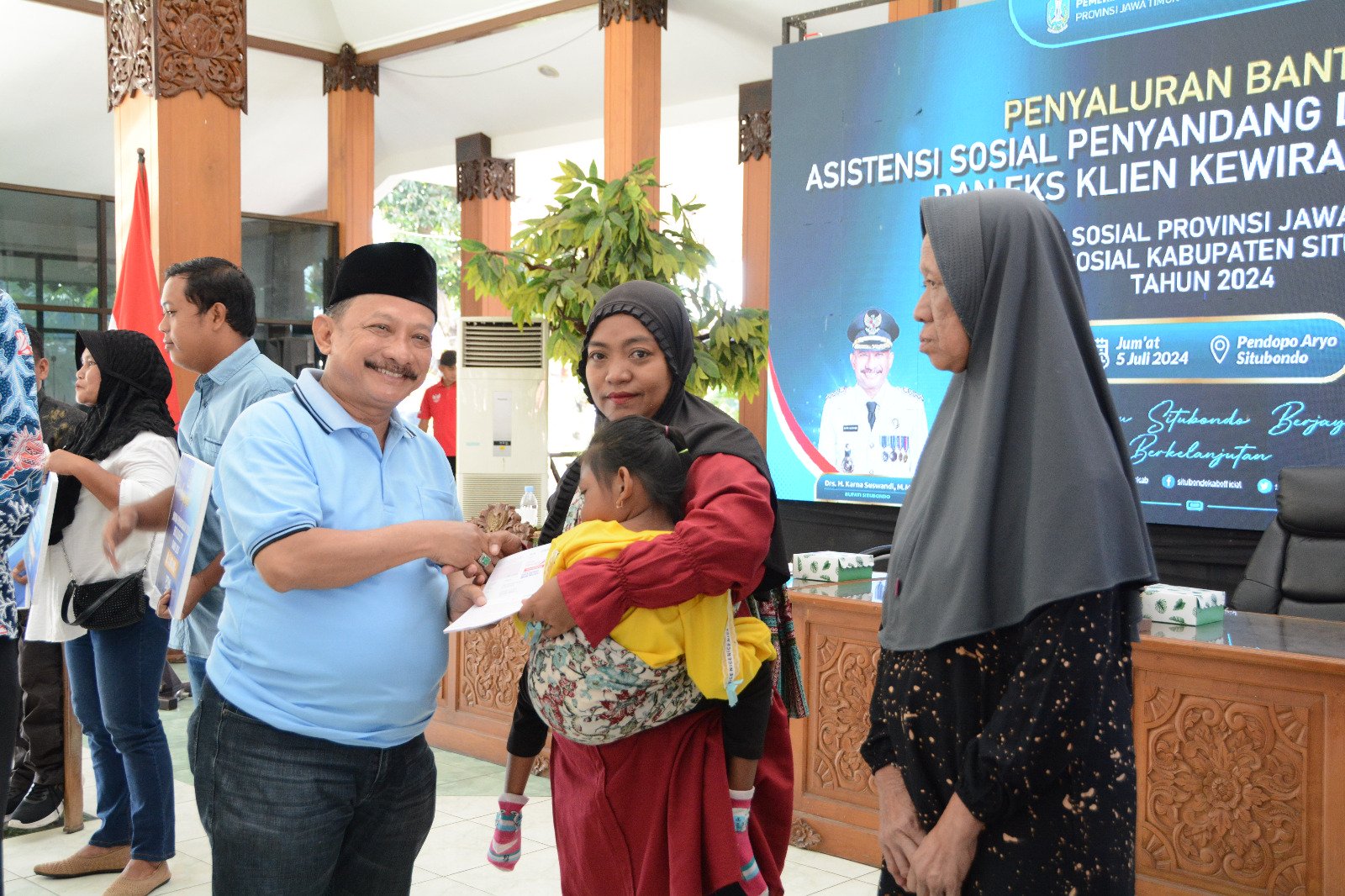 Bertempat di Pendapa Aryo, Bupati Karna Serahkan BLT pada Penyandang Disabilitas & Eks Klien Kewirausahaan di Situbondo