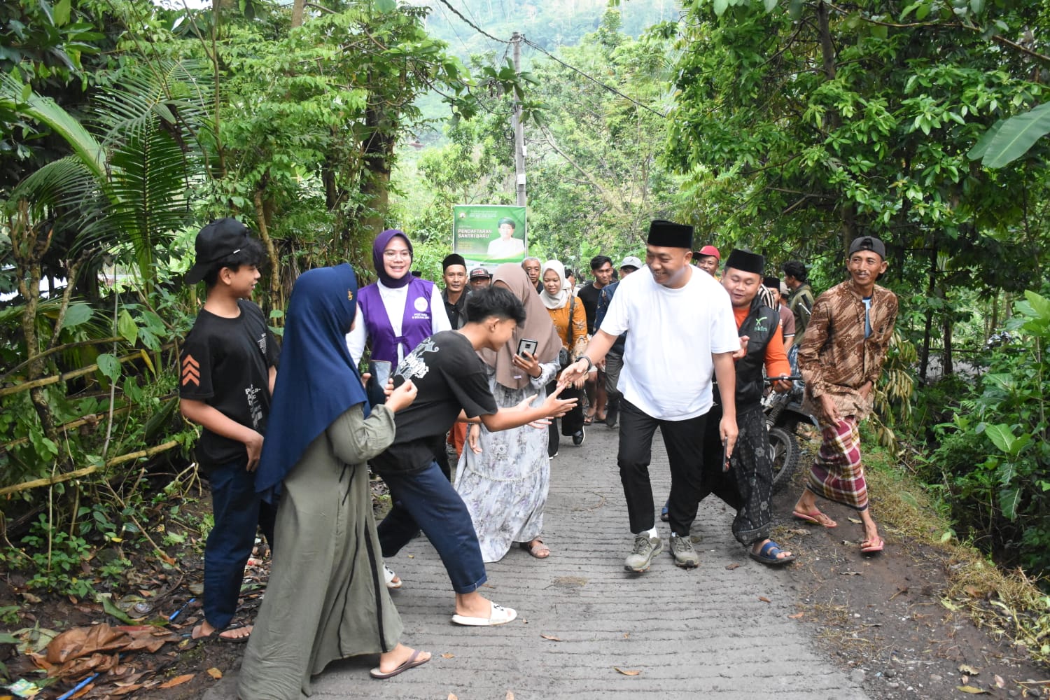 Bupati Situbondo Apresiasi Warga Plampang Gotongroyong Perbaiki Jalan Secara Swadaya
