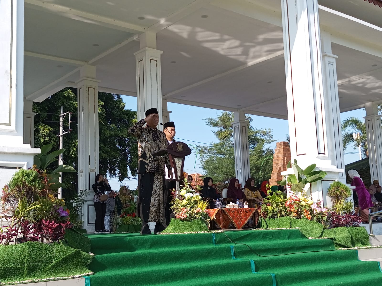 Bupati Situbondo Jadi Inspektur Upacara Peringatan Hardiknas 2025