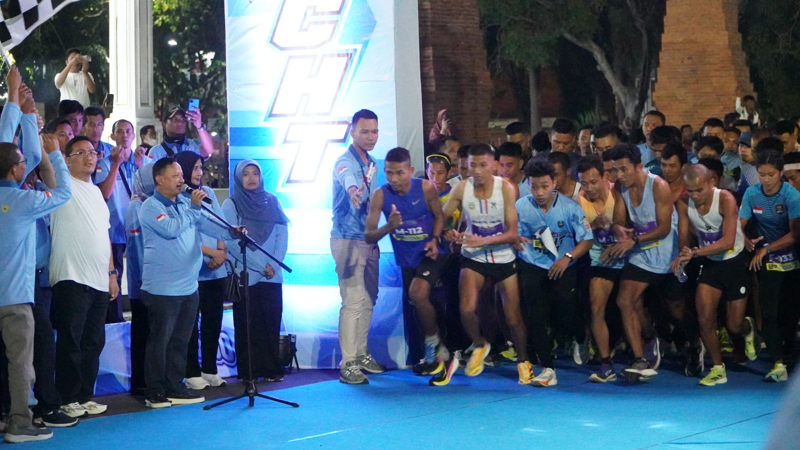 BUPATI SITUBONDO LEPAS 1222 PESERTA SITUBONDO NIGHT RUN