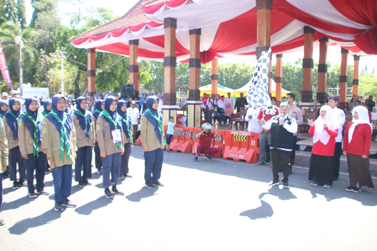 Bupati Situbondo Melepas Keberangkatan Puluhan Peserta Lomba Gerak Jalan SMA dan Umum