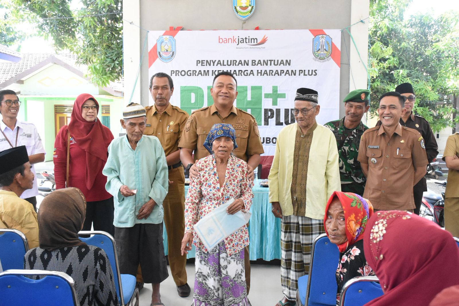 Bupati Situbondo Monitoring Penyaluran Bansos PKH Plus di Dua Kecamatan