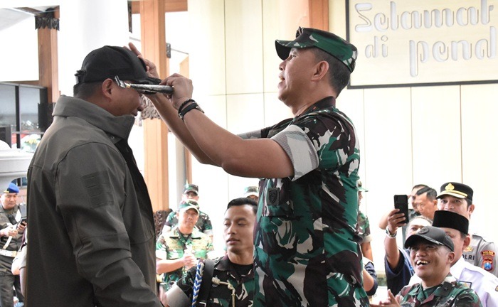 Bupati Situbondo Terima Emblem Topi Kodam V/Brawijaya dari Pangdam Rudy Saladin