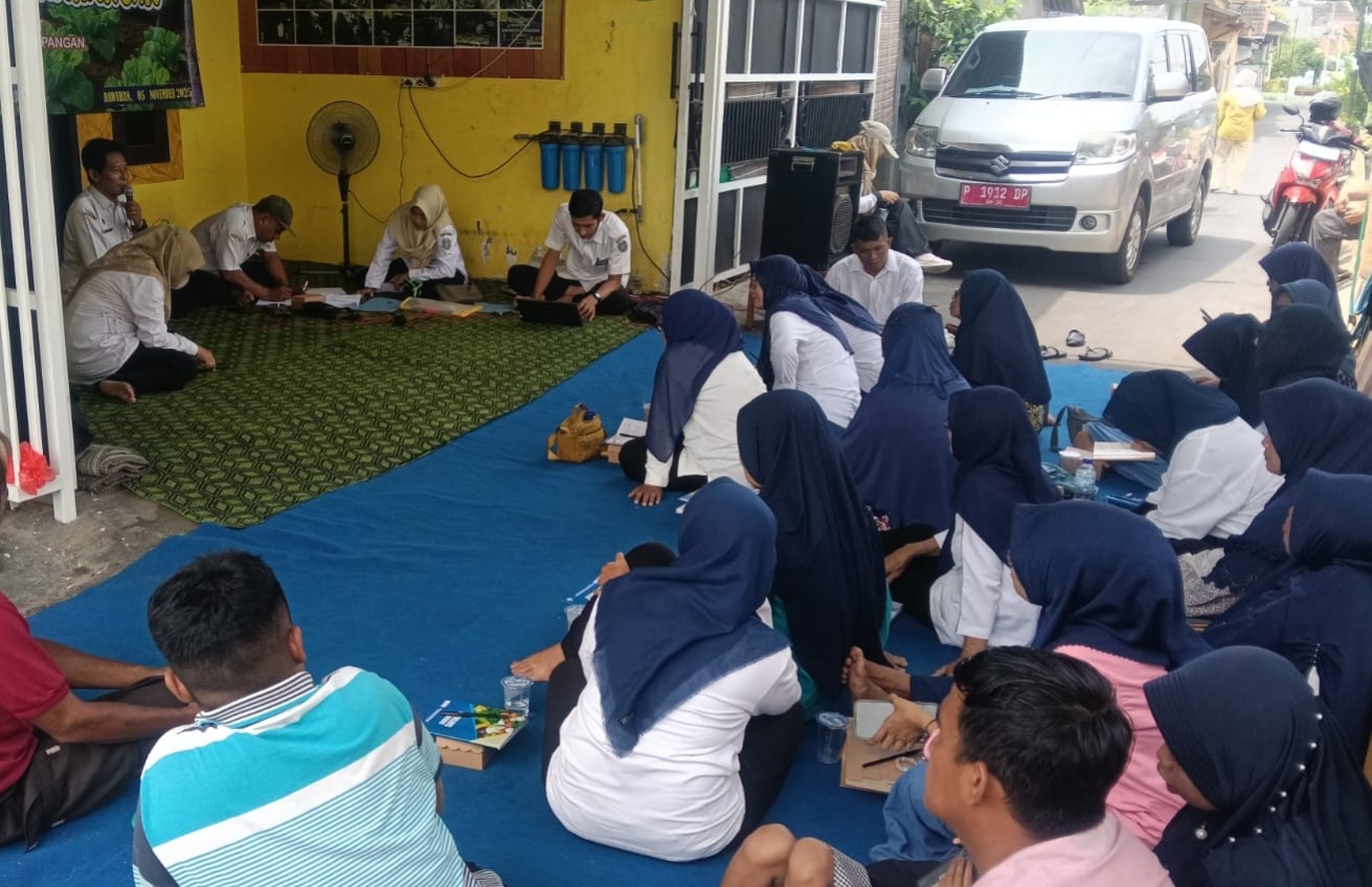 Emak-emak Dawuhan Situbondo Dilatih Manfaatkan Lahan Pekarangan Jadi Sumber Penghasilan