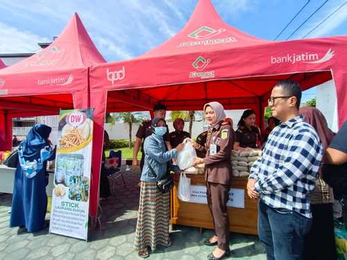HUT Kejaksaan ke-80, Kejari Situbondo Gelar Pasar Murah, Warga Serbu Kebutuhan Pokok