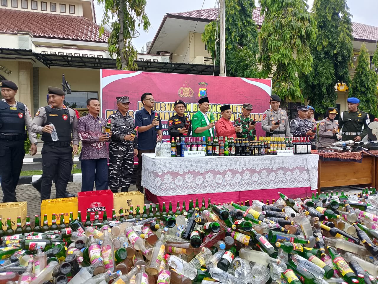 Jelang Natal 2025 dan Tahun Baru 2026, Polres Situbondo Musnahkan Miras dan Knalpot Brong