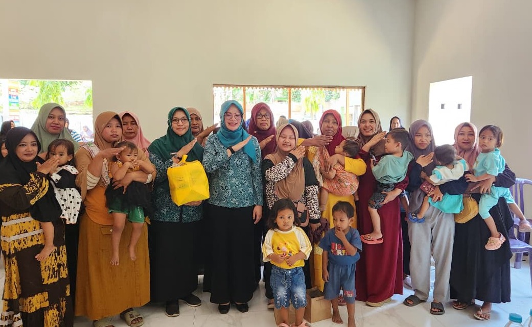 Ketua TP PKK Situbondo Ajak Warga Peduli Gizi Anak Lewat Pembagian 690 Paket PMT
