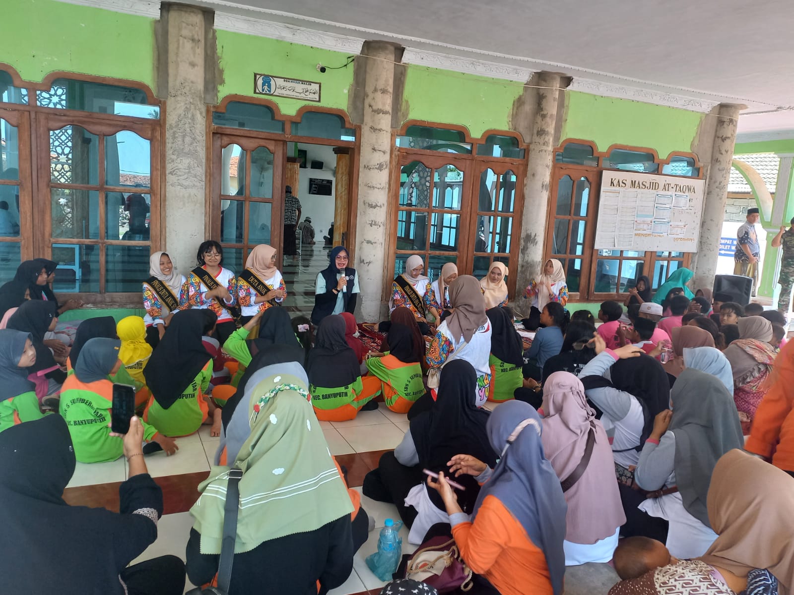 Ketua TP PKK Situbondo dan Forum Anak Gelar Trauma Healing untuk Anak Korban Gempa di Banyuputih