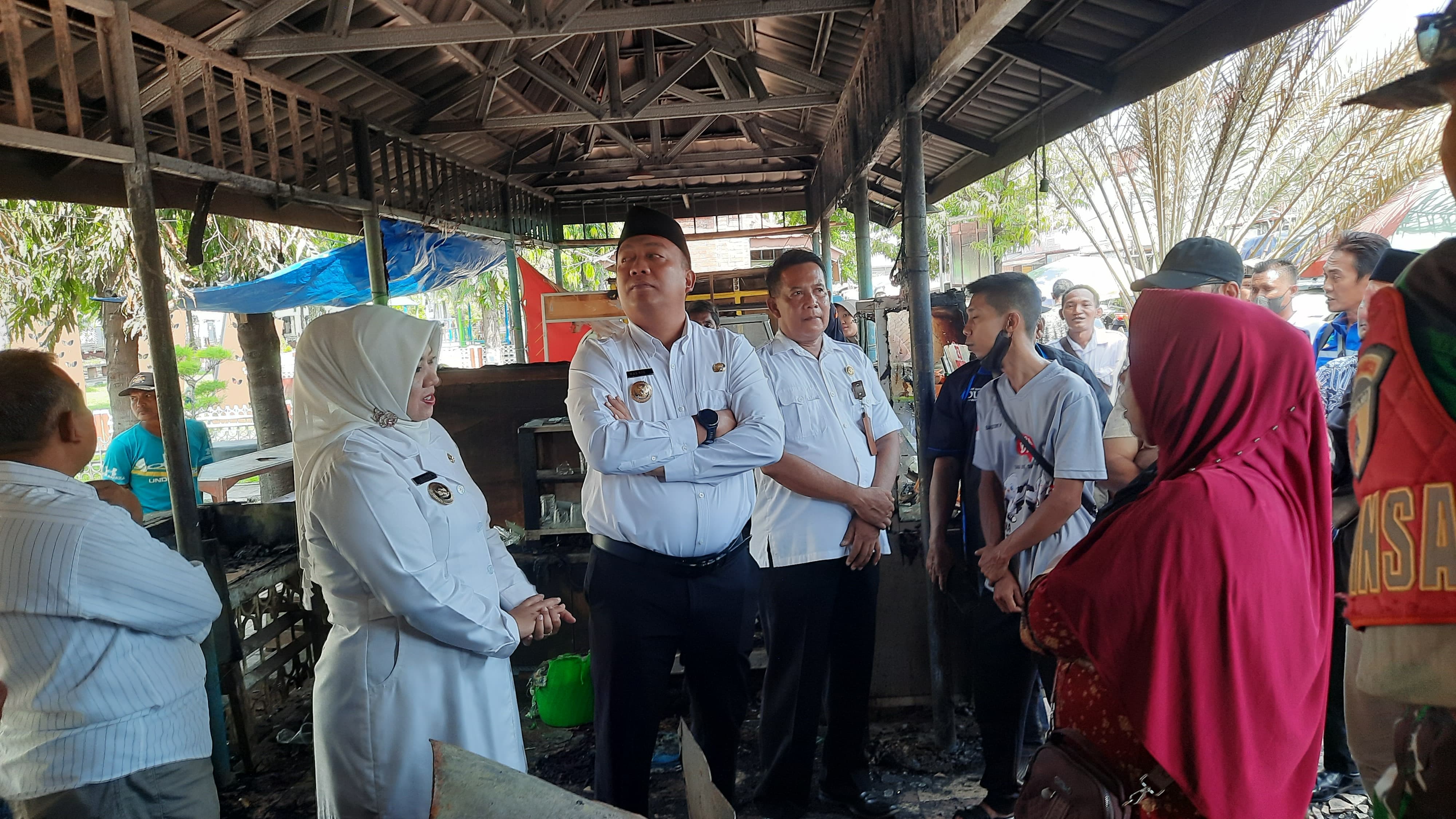 Mas Rio dan Mbak Ulfi Salurkan Bantuan kepada Sembilan PKL Korban Kebakaran