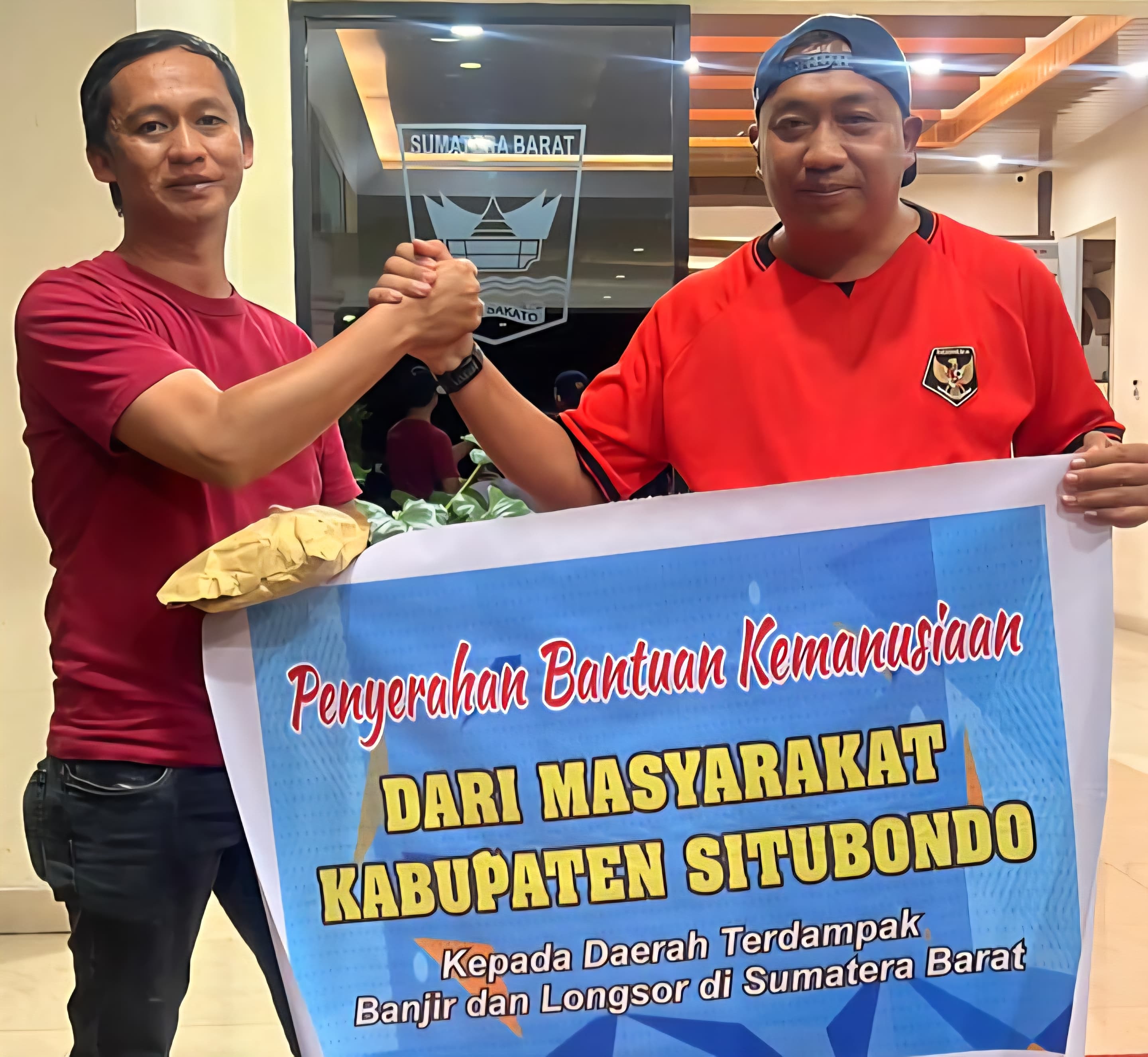 Masyarakat Situbondo Peduli Korban Bencana Sumatera, Bupati Serahkan Langsung Bantuan