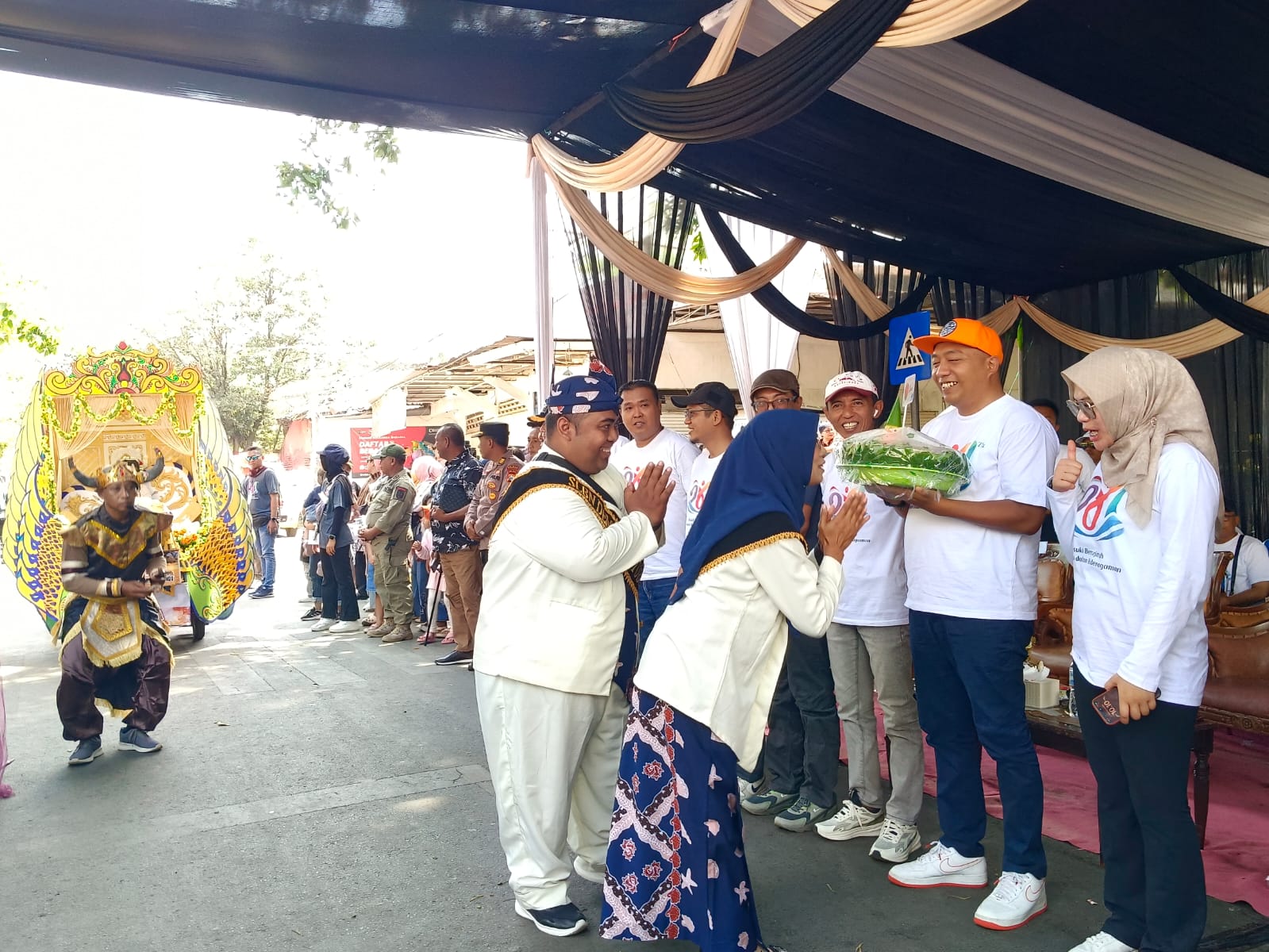 Meriah! Bupati Situbondo Apresiasi Semangat Warga dalam Pawai Budaya Bhupak Bumi HJB ke-261