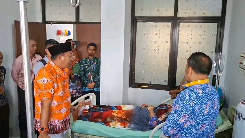 Pemkab Situbondo Tanggung Penuh Biaya Korban Asrama Ambruk, Bupati Turun Langsung Jenguk Santriwati di RSUD Besuki
