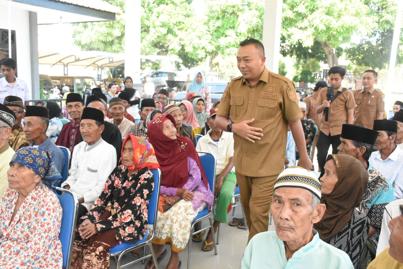 Pemprov Jatim dan Pemkab Situbondo Salurkan PKH Plus untuk Lansia