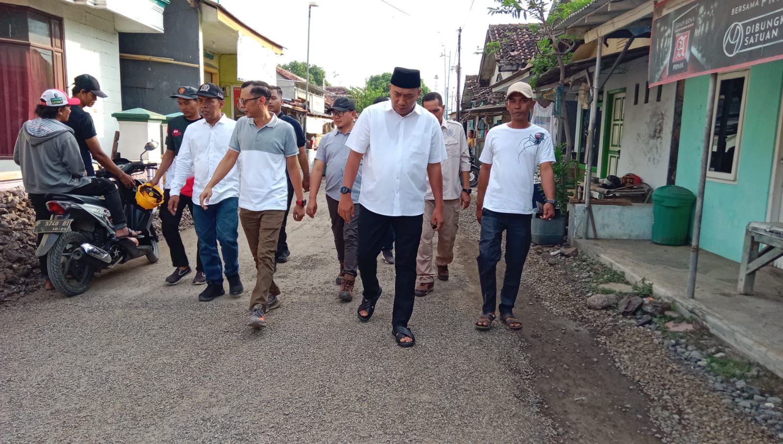 Penantian Puluhan Tahun Terjawab, Jalan Pesisir Kilensari Mulai Dihotmix