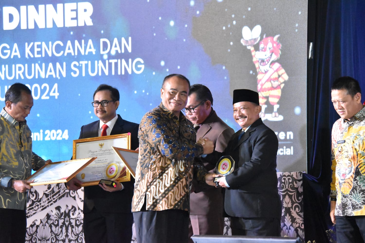 Penurunan Stunting Peringkat Ketiga Nasional, Bupati Situbondo Terima Penghargaan Dari BKKBN