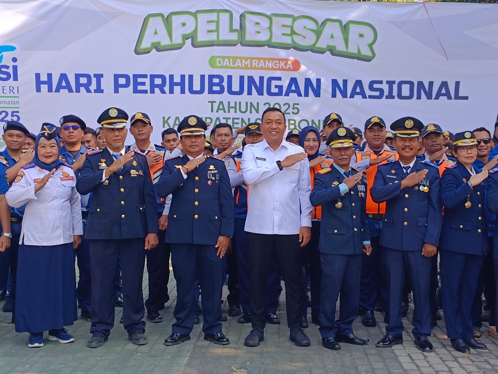 Pimpinan Upacara Besar Hari Perhubungan Nasional 2025, Bupati Situbondo Dorong Digitalisasi Layanan Perhubungan