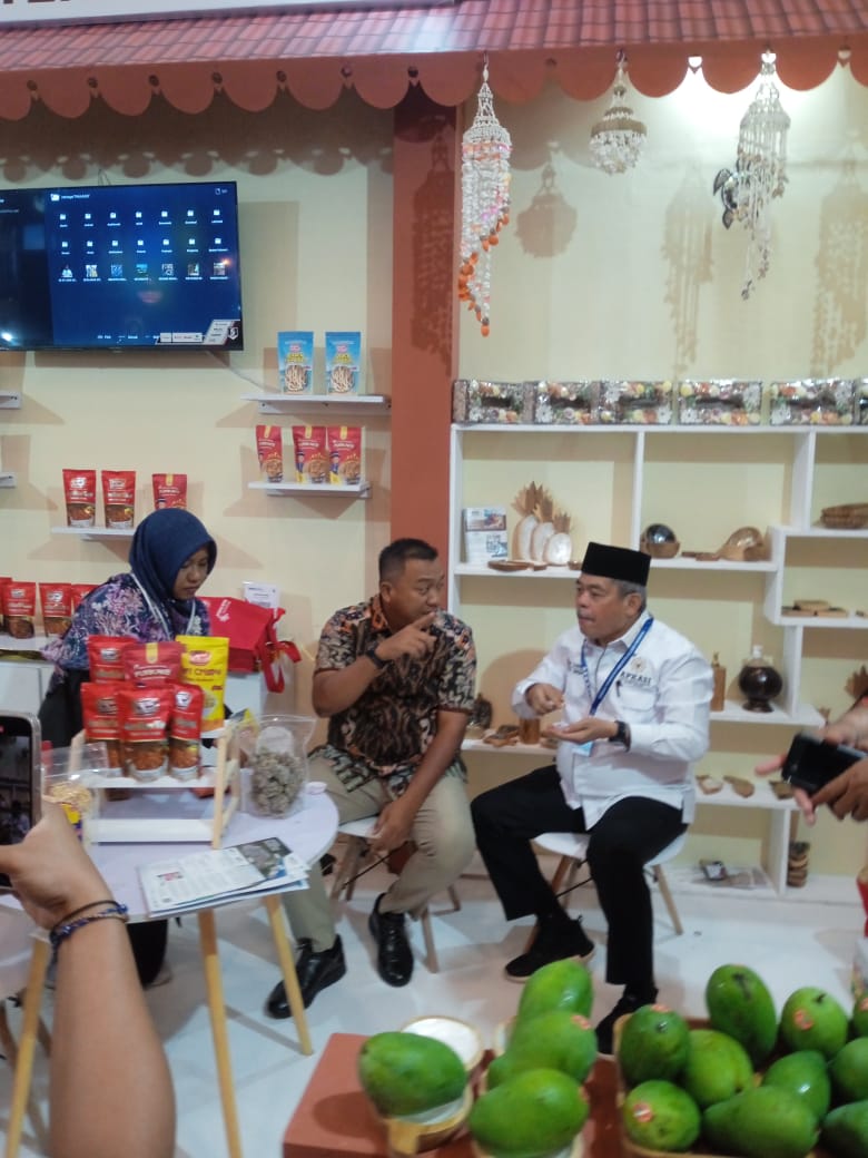 Produk UMKM Situbondo Curi Perhatian Peserta APKASI Otonomi Expo 2025