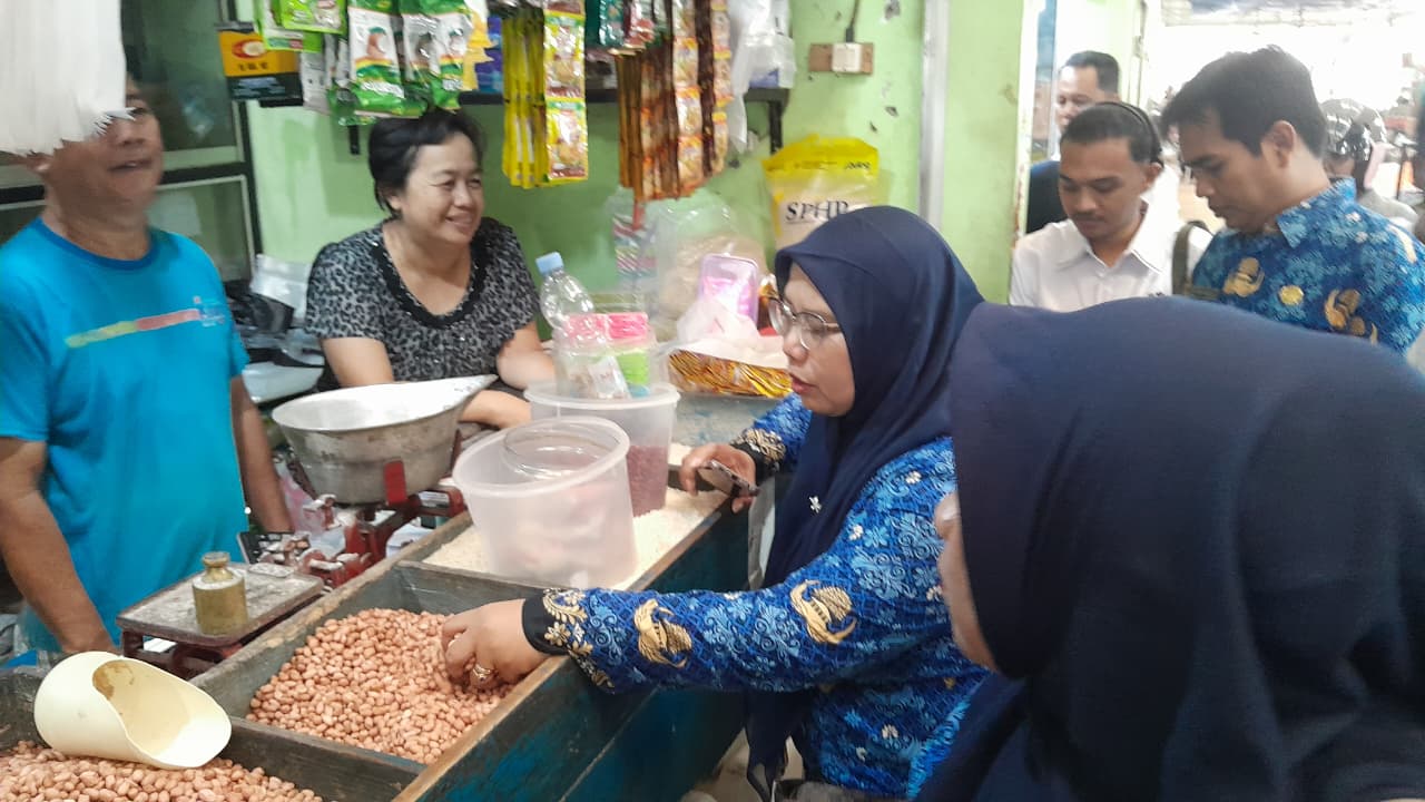 Sidak Pasar Jelang Nataru, Diskoperindag Situbondo Pastikan Harga Bahan Pokok Stabil dan Stok Aman