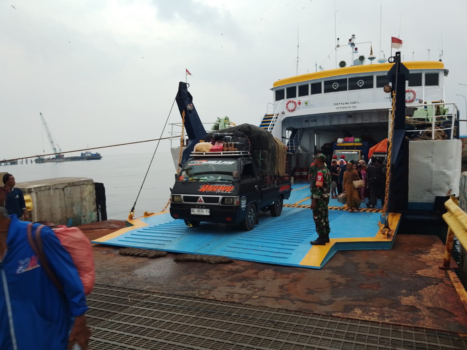 Sinergi TNI-Polri dan Instansi Maritim, Koramil Jangkar Amankan Kedatangan Kapal di Pelabuhan Situbondo