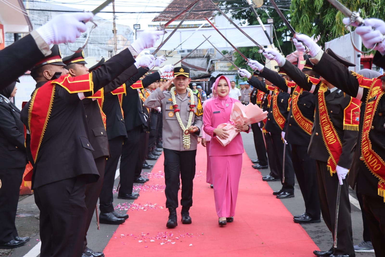 Tradisi Kepolisian dan Budaya Lokal Warnai Penyambutan Kapolres  Situbondo AKBP Bayu Anuwar Sidiqie