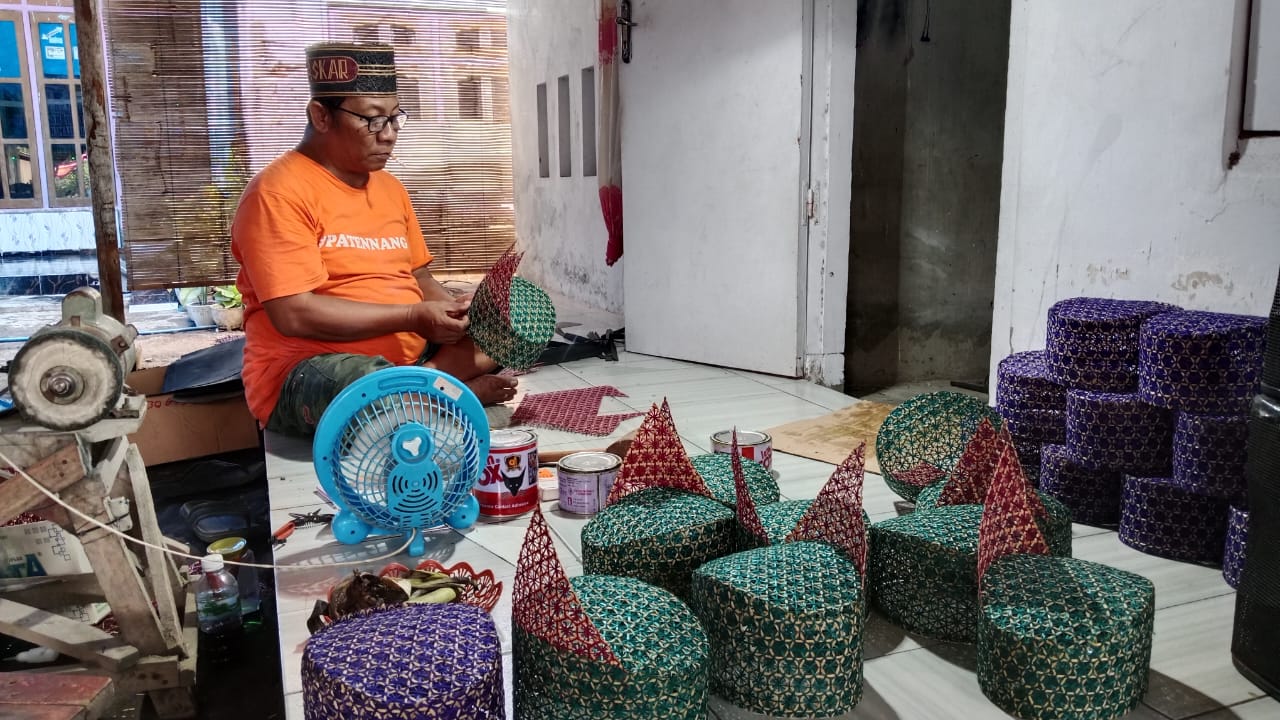 UMKM Situbondo Bangkit, Songkok Anyaman Bambu Kembali Diminati Pasar