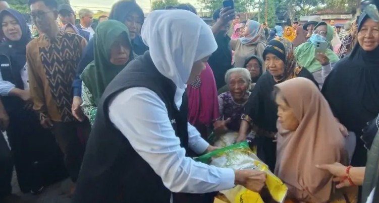 Warga Serbu Pasar Murah Pemprov Jatim di Situbondo, Gubernur Khofifah: Upaya Tekan Inflasi dan Stabilkan Harga